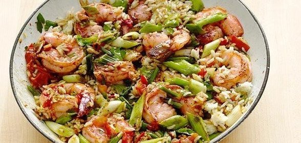 Острые креветки с рисом и овощами