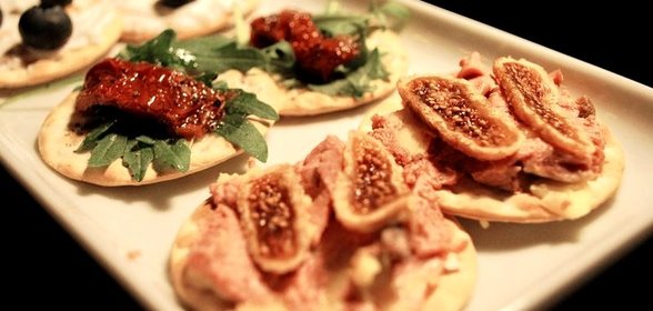 Тапас с фуа-гра, вялеными помидорами и козьим сыром