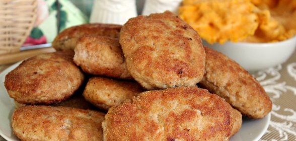 Мясные котлеты с лисичками и гречневыми хлопьями