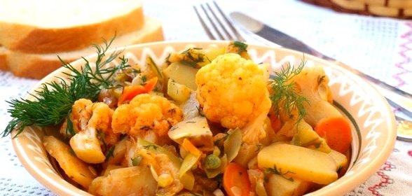 Овощное рагу с цветной капустой и картошкой