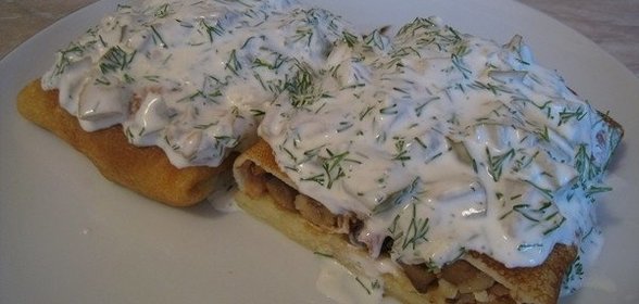 Блины с куриным филе, грибами и сыром