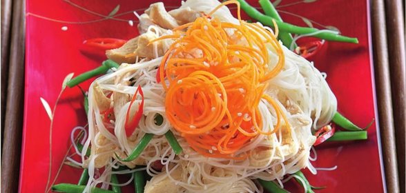 Азиатский салат с курицей и кунжутом