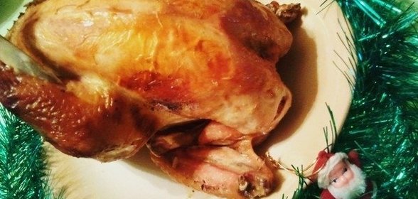 Курица, фаршированная рисом, яблоком и черносливом