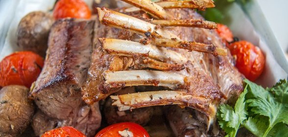 Баранья корейка с грибами и черри