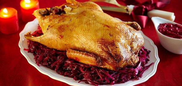 Запеченный гусь с каштанами, грушами и тушеной красной капустой