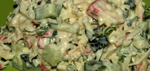 Салат из крабовых палочек с огурцом, сыром и домашним майонезом