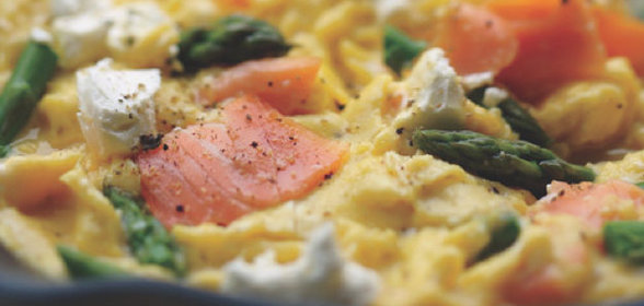 Омлет с копченым лососем, спаржей и козьим сыром