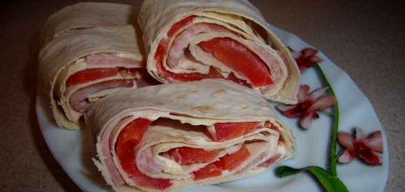 Лаваш с ветчиной и помидорами