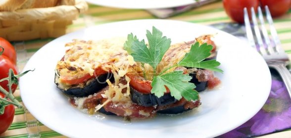 Баклажаны с помидорами, запеченные под сыром