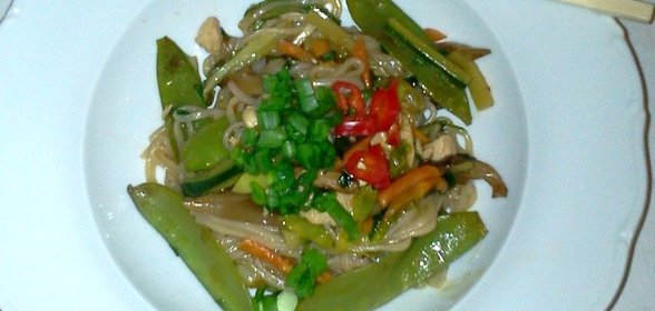 Тайская рисовая лапша с курицей и овощами