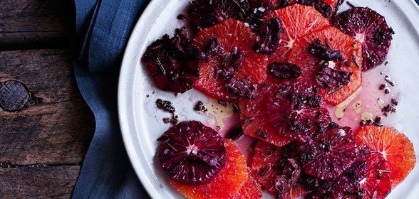 Цитрусовый салат с оливками и розмарином