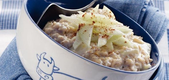Овсяная каша с яблоками и корицей