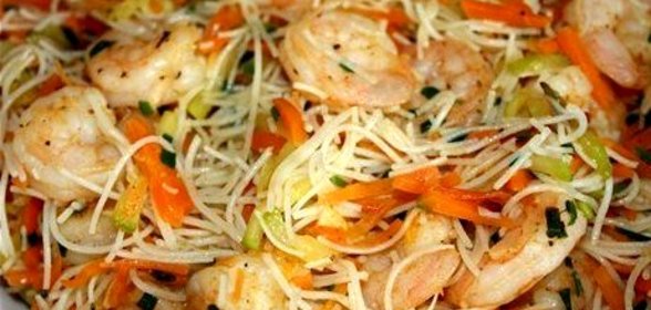 Рисовая лапша с креветками и овощами по‑тайски