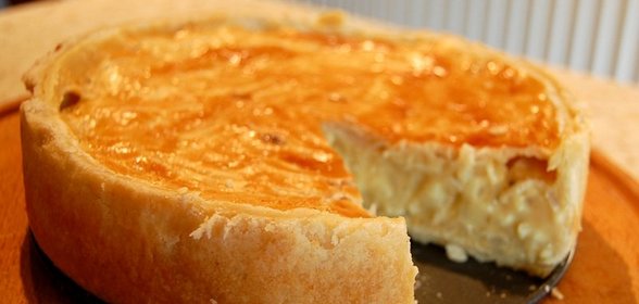 Луковый пирог с плавлеными сырками