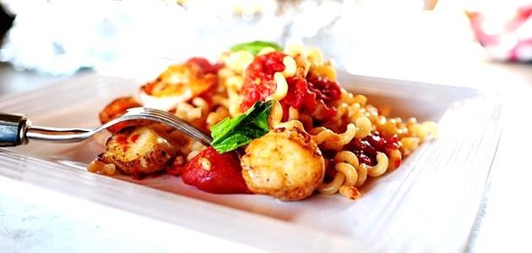 Паста с морепродуктами и помидорами