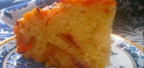 Яблочный пирог со сливами