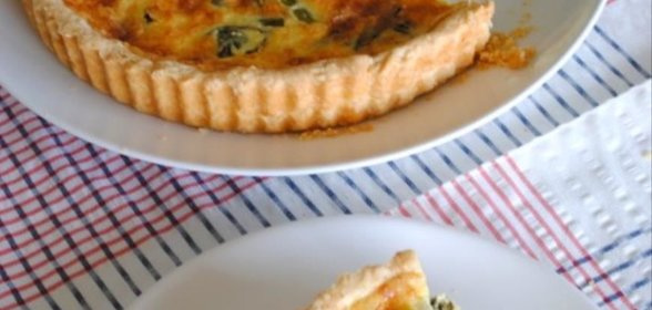 Киш с зеленым луком и спаржей