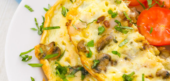 Омлет с грибами, помидорами и базиликом