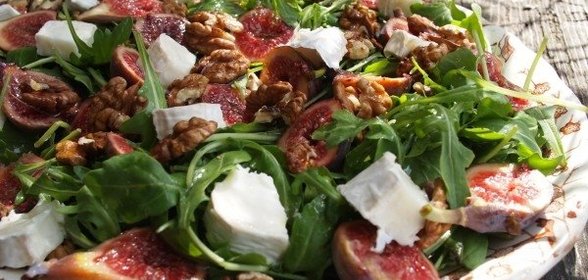 Салат с сыром и грецким орехом