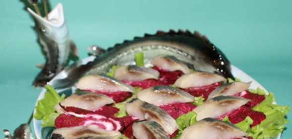 Свекольные ржаные блинчики с творожным сыром и селёдкой