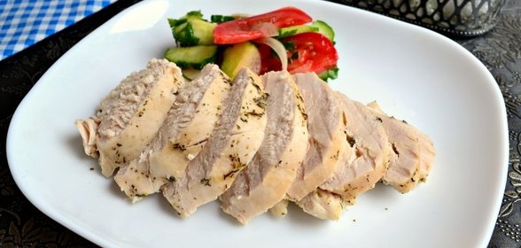 Куриное филе с ароматными травами на пару
