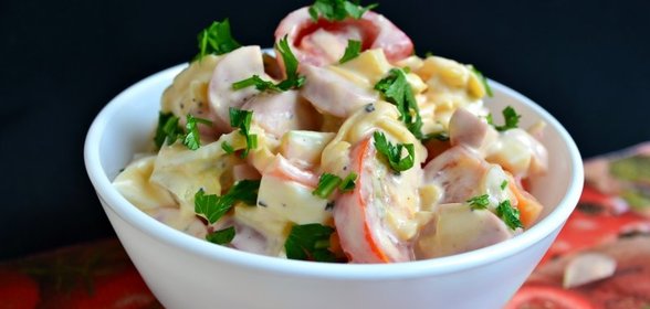 Салат из помидоров с сыром и сосисками