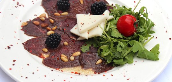Карпаччо из северного оленя с козьим сыром и рукколой