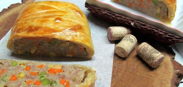 Мясной рулет в слоеном тесте