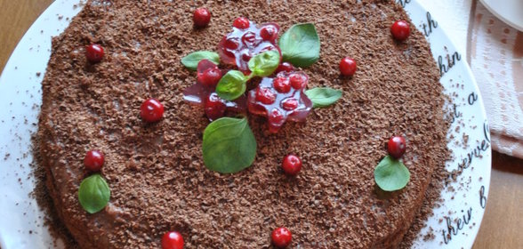 Шоколадный торт с ананасами и заварным кремом