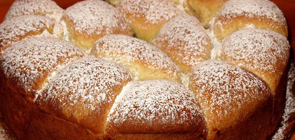 Пирог из колобков со сливовым муссом