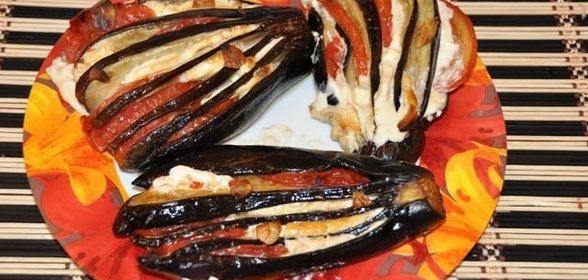 Запеченные веером баклажаны с помидорами и сыром
