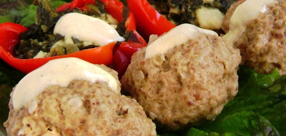 Паровые свиные котлеты с гарниром в перцах