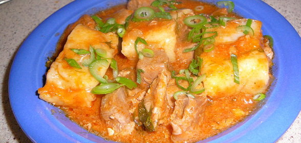 Мясо с луковыми рулетиками