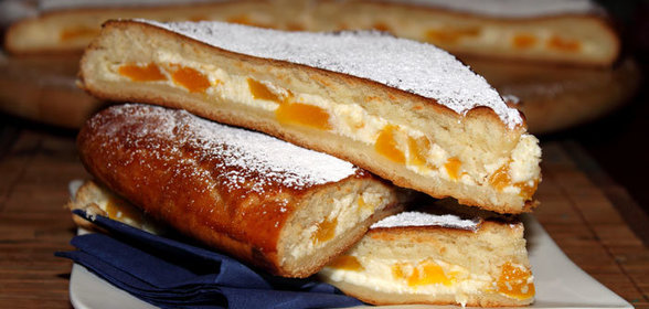 Творожный пирог с персиками