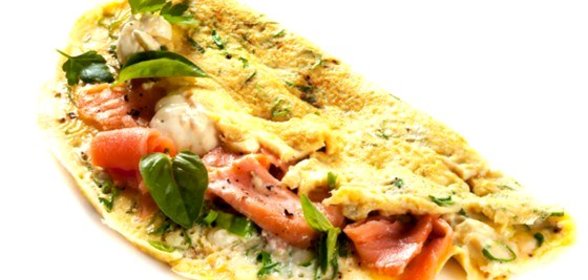 Омлет с копченой форелью и зеленым луком