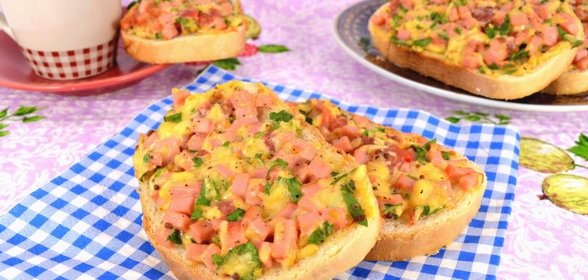 Горячие бутерброды с колбасой и сыром