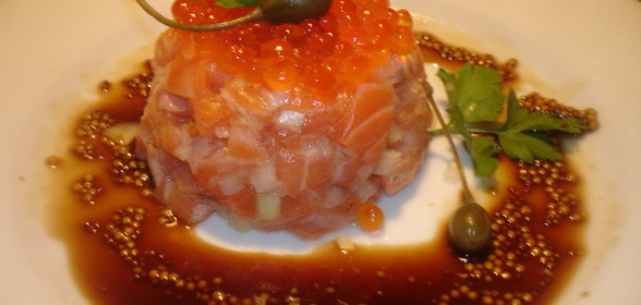 Тартар из семги с соусом