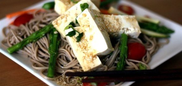 Гречневая лапша с томатами, тофу и базиликом