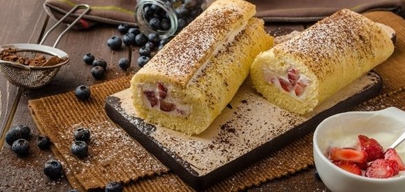 Рулет с клубникой