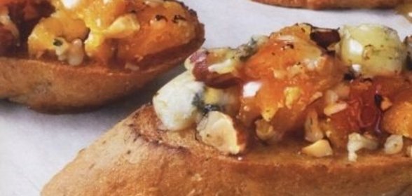 Сладкие бутерброды с курагой, орехами, сыром и медом