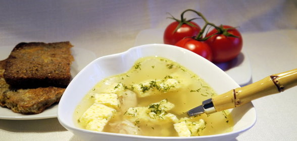 Куриный бульон с кубиками парового омлета