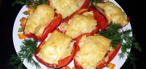 Картошка запеченная в болгарском перце под сыром ( утилизация вчерашней картошки)