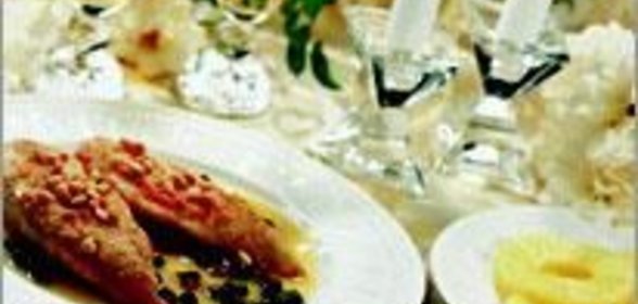 Куриные грудки с каперсами, кедровыми орехами и изюмом