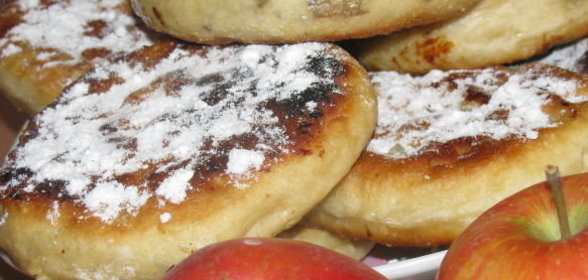 Жареные пирожки с яблоками и корицей