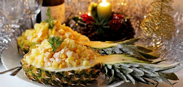 Салат с креветками и сыром в ананасовых лодочках