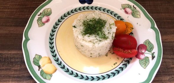 Пряный рис с розмарином и зеленью