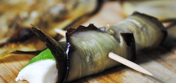 Нежные рулетики с моцареллой из баклажана и цукини