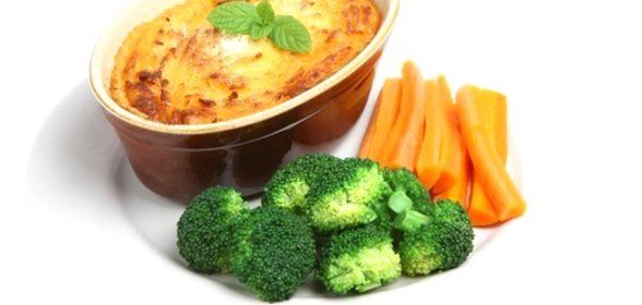 Жюльен с ветчиной, цветной капустой, брокколи и зеленым горошком