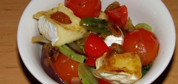 Салат с сыром бри