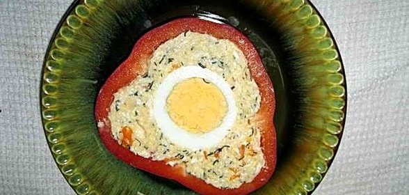 Перец с сырной начинкой и яйцом